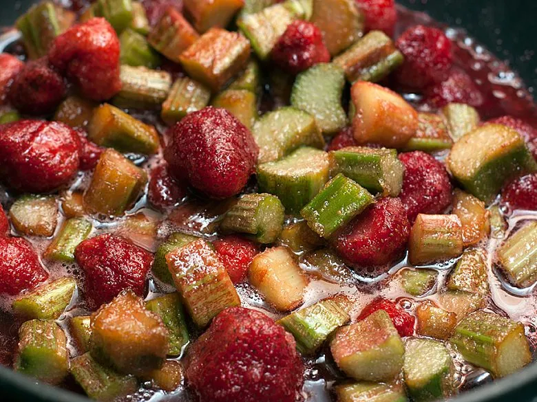 Пирог с ревенем и клубникой. Этап 4
