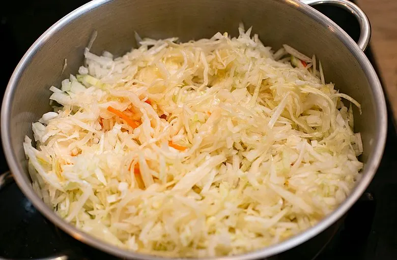 Щи из квашеной капусты с грибами. Этап 4