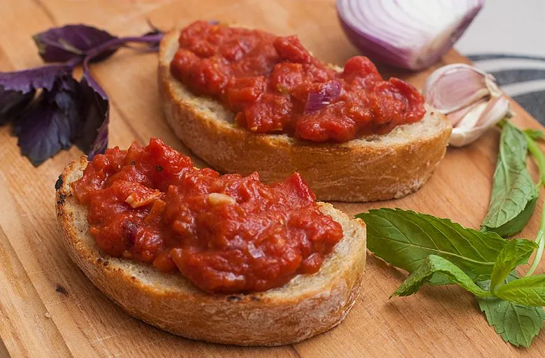 Кростини с треской и томатным соусом. Этап 8