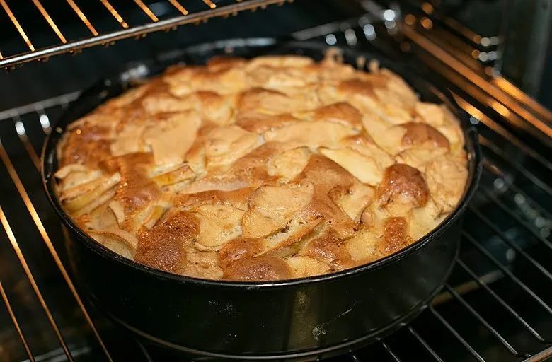 Шарлотка с яблоками и айвой. Этап 8