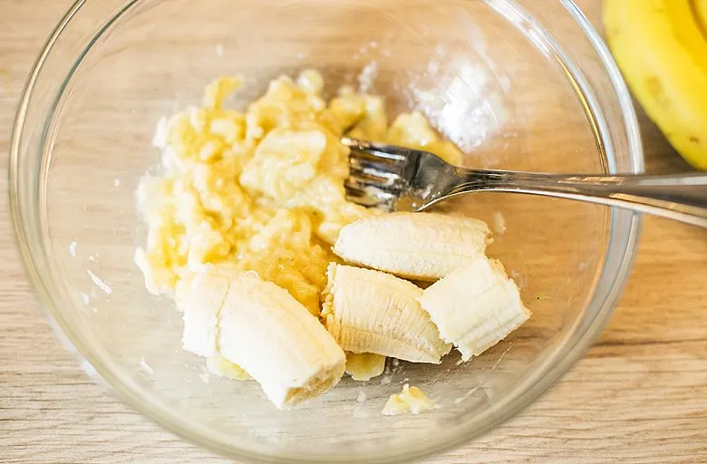 Банановые сырники с ананасами. Этап 1