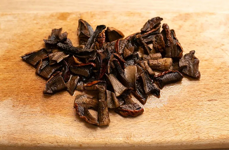 Щи из квашеной капусты с грибами. Этап 10