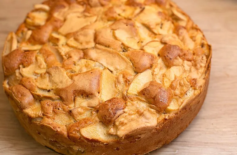 Шарлотка с яблоками и айвой. Этап 9