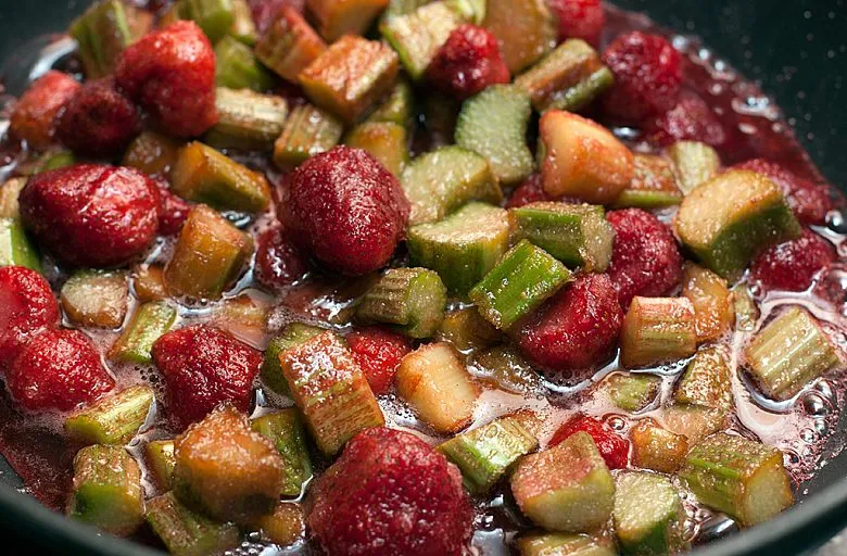 Пирог с ревенем и клубникой. Этап 4