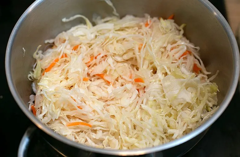Щи из квашеной капусты с грибами. Этап 2