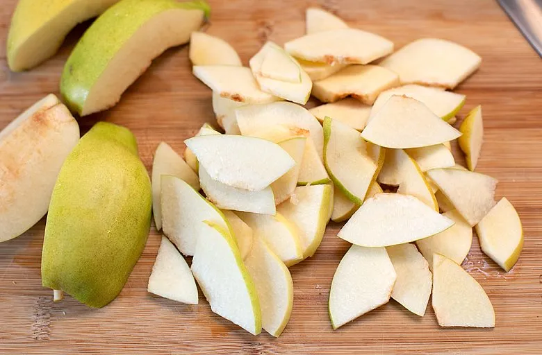 Шарлотка с яблоками и айвой. Этап 2