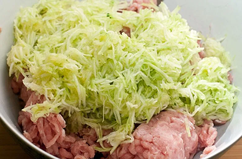 Котлеты из индейки с кабачками. Этап 2