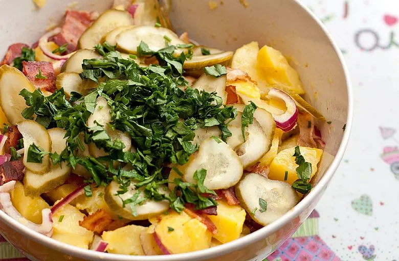 Картофельный салат с красным луком. Этап 10