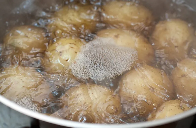 Картофельный салат с красным луком. Этап 1