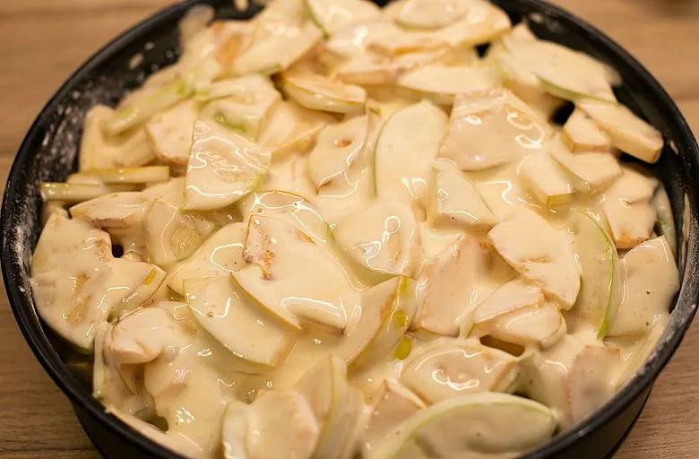 Шарлотка с яблоками и айвой. Этап 7