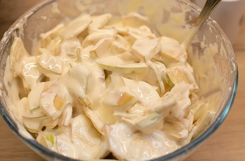 Шарлотка с яблоками и айвой. Этап 6