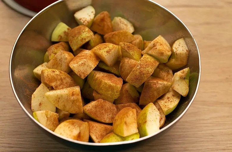 Шарлотка с яблоками. Этап 1