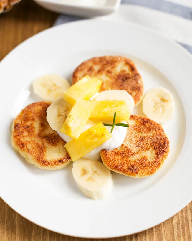 Банановые сырники с ананасами