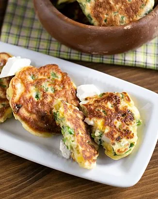 Оладьи с луком и яйцом