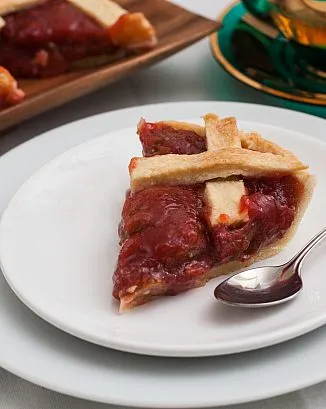 Пирог с ревенем и клубникой