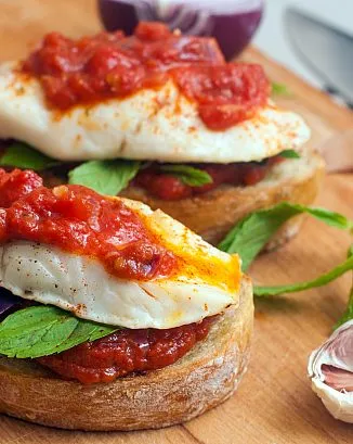 Кростини с треской и томатным соусом