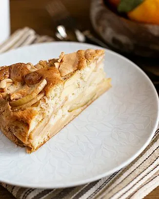 Шарлотка с яблоками и айвой